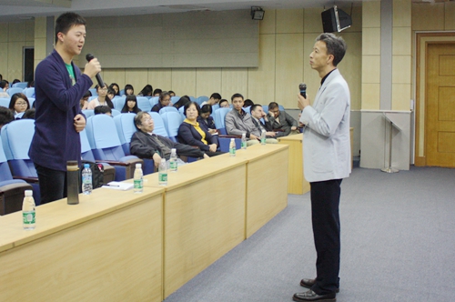 本网讯3月29日政法系邀请了惠阳区法院院长万翔为该系师生举行了一场