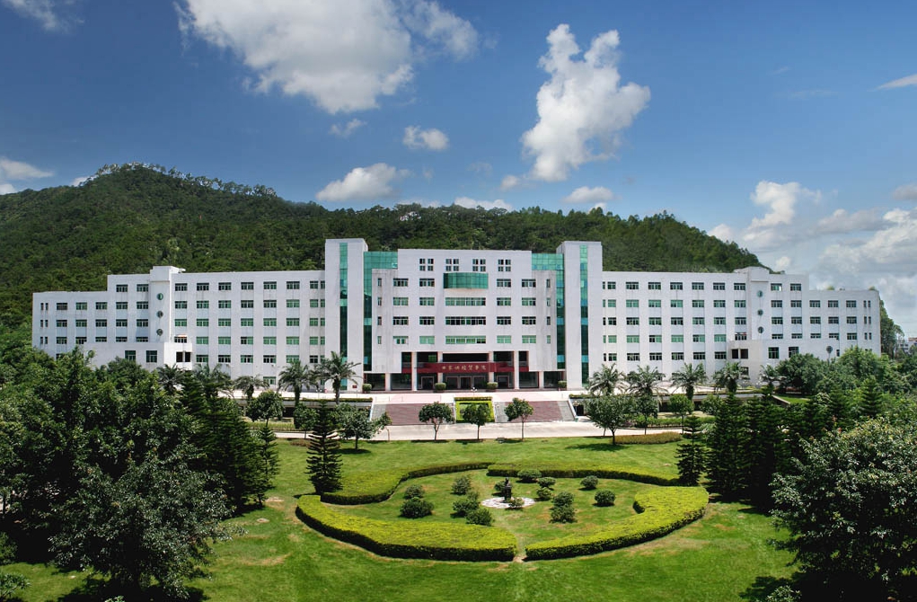 首页 学校要闻 1996年,田家炳先生欣然接受惠州大学(当时我校名称)